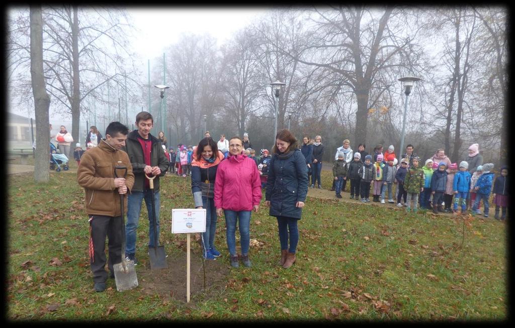 Placówka podjęła wewnątrzprzedszkolne działanie 100 dni z Polską - w ramach którego, podczas codziennego pobytu dzieci w przedszkolu, realizowane były elementy tematyki z zakresu edukacji