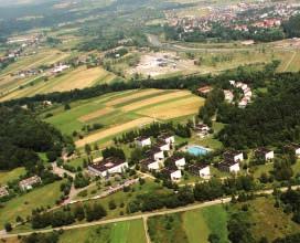 Położenie geograficzne ośrodka - nieopodal Jeziora Dobczyckiego, na Pograniczu Pogórza Wielickiego i Beskidu Wyspowego, umożliwia wypoczynek w otoczeniu natury, zapewniając spokój i przyjazny