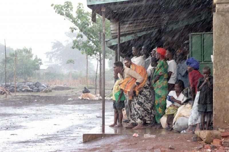 Uznajmy naukę zmiany klimatu są faktem Chroniąc się przed burzą, wschodnia Uganda.