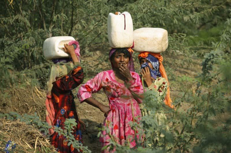 Brak wody Kobiety idące po wodę, Yemen. Abbie Trayler-Smith/Oxfam. Obecnie 1,3 mld ludzi stoi w obliczu niedoboru wody Z powodu braku dostępu do wody zginęło już ok. 2.