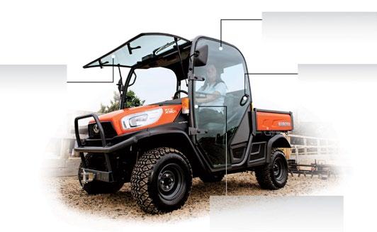 Hydraulicznie sterowany przedni podnośnik RTV-X900 jest doskonale wyposażony także do zadań profesjonalnych, na przykład do odśnieżania.