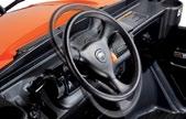 Model RTV-X900 z silnikiem diesla przetransportuje 620 kg, a jego krótki rozstaw osi pozwala na pokonywanie wymagających przeszkód.