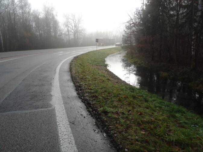 w przypadku prowadzenia drogi w wykopie, nie mogą w żadnym wypadku przedostawać się na powierzchnię jezdni.