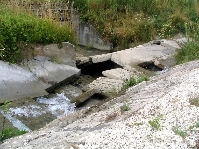 13. Dobór geosyntetyków przeznaczonych na warstwy filtrujące. Warstwy filtrujące można wykonywać z różnych wyrobów, spełniających wymagania mechaniczne i hydrauliczne, np. z geowłóknin lub geotkanin.