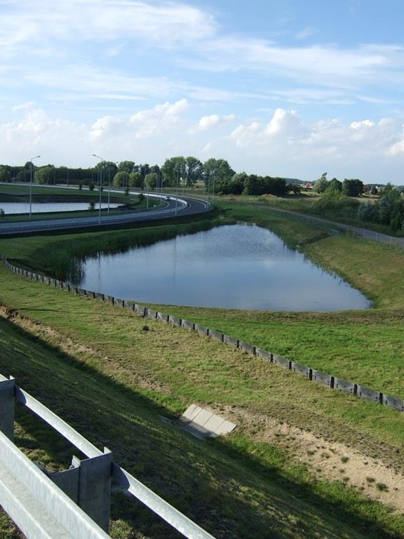 przelewów, a co za tym idzie, lokalnych podtopień lub uplastycznienia gruntów w podłożu. Fot.3.