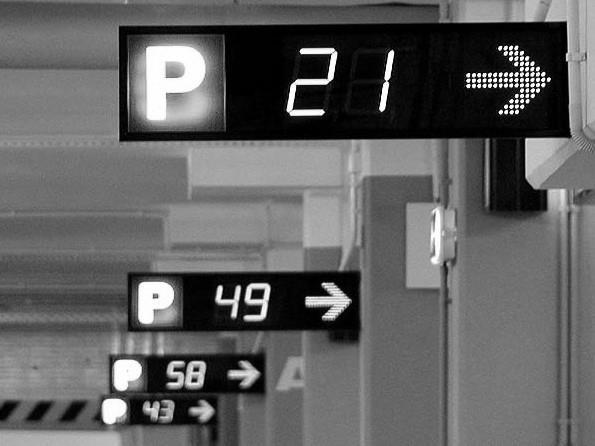 JOURNAL OF TRANSLOGISTICS 87 Centrum miasta pełni funkcje reprezentatywne oraz rekreacyjne, w związku z tym wzmożony ruch pojazdów, których kierowcy szukają miejsca parkingowego nie wpływa pozytywnie