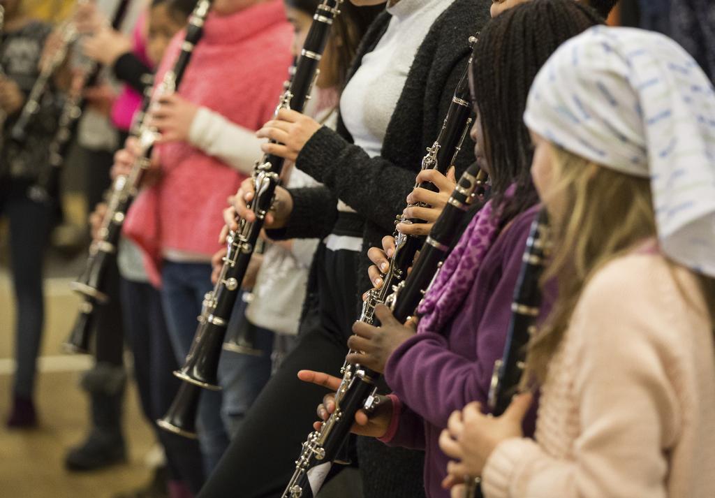 W orkiestrze mogą: nauczyć się grać na instrumencie lub wykonywać układy tanecznomarszowe poznać dzieci i dorosłych z tej samej okolicy i