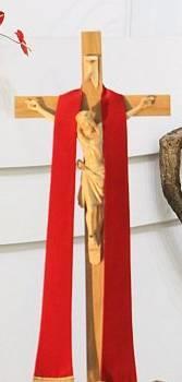 Procesja rezurekcyjna Krzyż z zawieszoną na ramionach stułą koloru czerwonego symbol