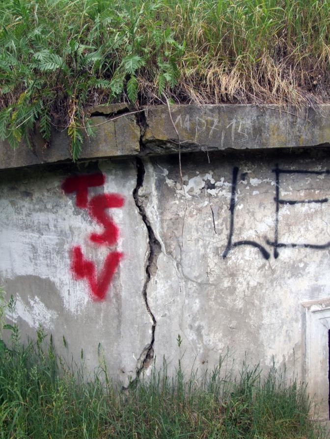 Schron pogotowia wału artyleryjskiego. Widoczne liczne graffiti. 2.