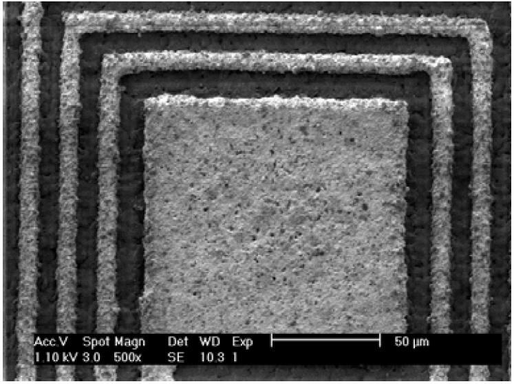 laserem: 10 µm szerokość
