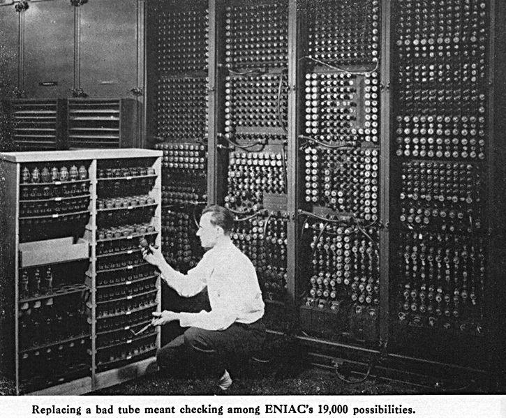 ENIAC (1946) Elektroniczne urządzenie numeryczne całkujące i liczące 18 000 lamp, 30 ton, 170 m2, moc 160kW, 5000 operacji dodawania
