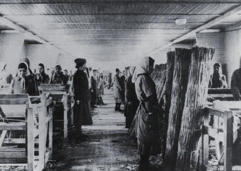 RAVENSBRÜCK Większość ze 152 000 więźniów obozu koncentracyjnego Ravensbrück w północnych Niemczech stanowiły kobiety. Wśród nich było wiele Romek i Sintic, deportowanych do obozu z małymi dziećmi.