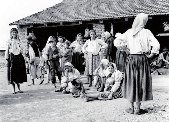 JASENOVAC Jasenovac, położony ok. sto kilometrów na południowy wschód od Zagrzebia, był największym obozem koncentracyjnym w Chorwacji, powstałym w r.