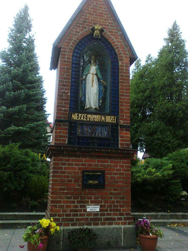 Kapliczka objawień Matki Bożej w Gietrzwałdzie Wydarzeniami gietrzwałdzkimi interesował się ówczesny biskup warmiński Filip Krementz.