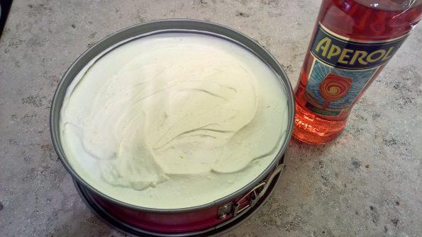 Wierzch tortu smarujemy cienką warstwą kremu i wstawiamy nasze ciasto na 10 minut do lodówki (w tortownicy).