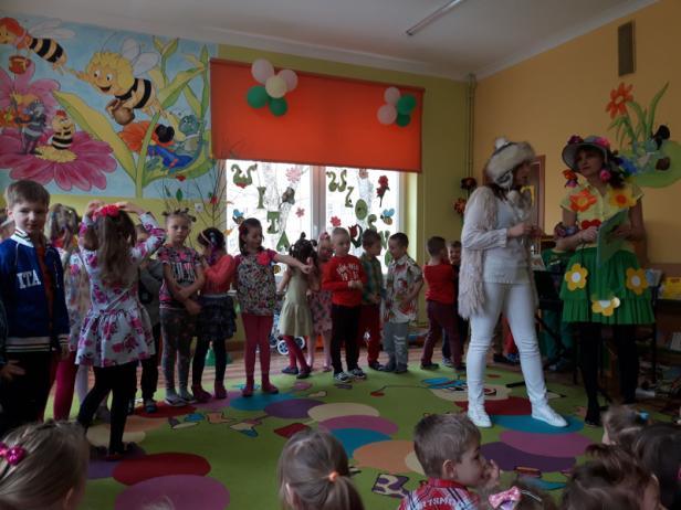 PIERWSZY DZIEŃ WIOSNY Dnia 21 marca dzieci z całego przedszkola obchodziły Pierwszy Dzień Wiosny.
