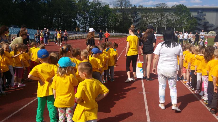 Już czekamy na kolejny Festyn TURNIEJ SPORTOWY W maju dzieci, rodzice oraz nauczycielki z grupy