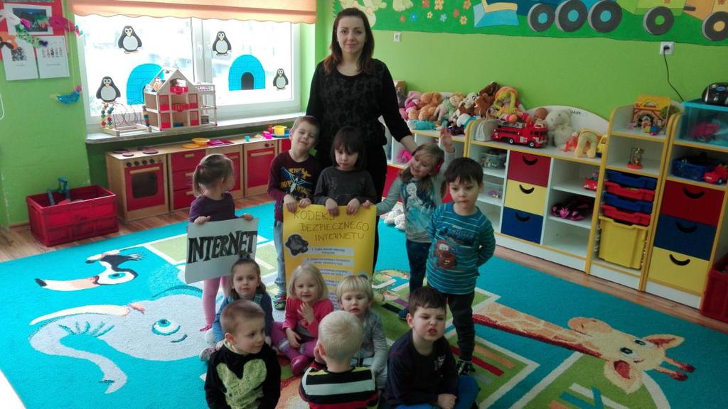 MAŁY MIŚ W ŚWIECIE BEZPIECZNEGO INTERNETU W ramach projektu Mały Miś w świecie wielkiej literatury grupa,,wiewiórki obchodziła w naszym przedszkolu kolejną akcję pt.