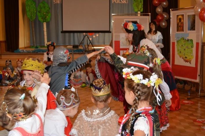 kompozytora Kilara. Jednak ulubionym tańcem ludowym w grupie 5- Latków został śląski Grozik - czyli popularne Poszło dziewczę po ziele.