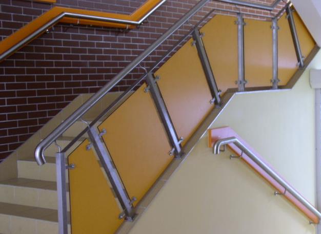 Zabudowy kaloryferów Balustrady stanowią nie tylko zabezpieczenie, ale także element dekoracyjny. Jako wypełnienia balustrad schodów jak i balkonów stosujemy płyty HPL.