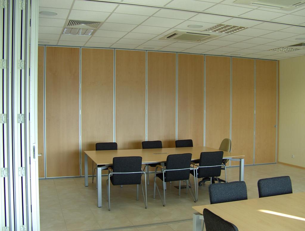 Systemy ścian konferencyjnych Ruchome ściany tworzą pomieszczenia, których początkowo właściwie nie ma.