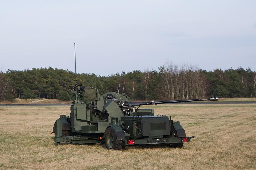 Armata AG-35 w położeniu bojowym. Fot. PIT-RADWAR Głównym integratorem systemu baterii przeciwlotniczej z armatami kal. 35 mm jest PIT-RADWAR.