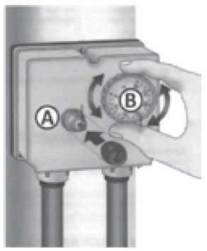 W celu zamknięcia części przedniej otwór wkładki musi być położony w jednej linii z zaczepem przycisku