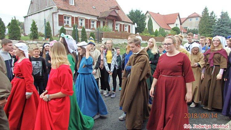 W tym samym dniu przypada także święto Podwyższenie Krzyża Świętego. Z tej oto okazji w piątek, 14 września br. ulicami Lubomierza, od kościoła pw. Świętego Krzyża do kościoła pw.