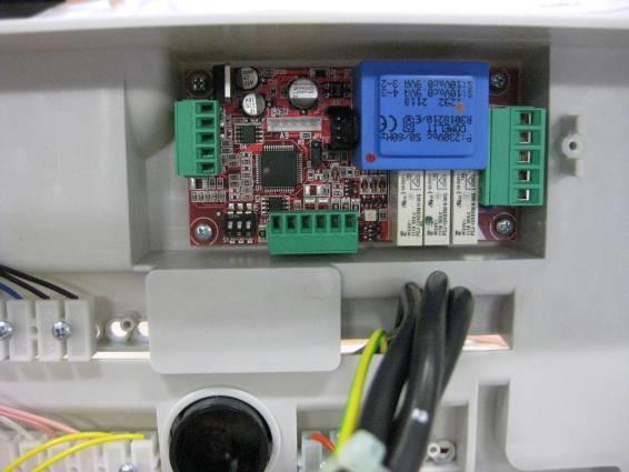 d) otwórz panel elektryczny; e) umieść płytkę jak pokazano na rys.