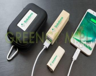 Zestaw upominkowy w drewnianym w etui składający się z powerbank o pojemności min. 3000 mah i pendrive o pojemności min.