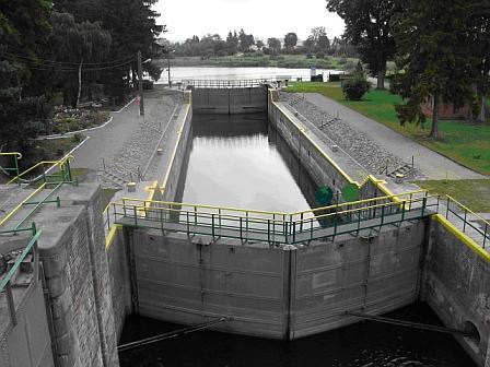 Budowle hydrotechniczne Kanały żeglugowe to sztuczne drogi wodne. Mają na celu połączenie naturalnych dróg wodnych, skrócenie trasy żeglownej, np.