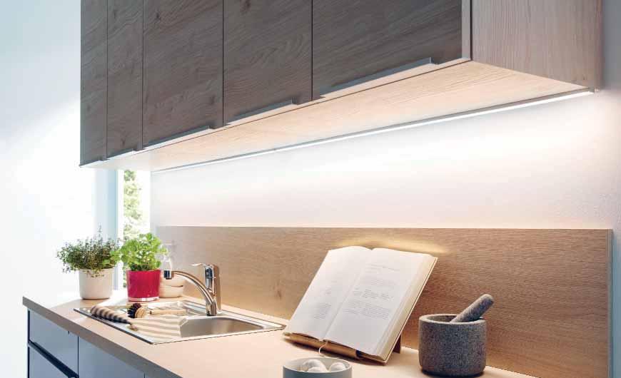 LED Top-Stick FMK Flat LED under cabinet luminaire with homogeneous planar light Connection: Life: Energy efficiency: LED transformer DC 24 V L70/B10 60.