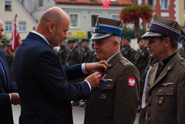 Opublikowane na: Mława (www.mlawa.pl) Autor: Magdalena Grzywacz Siedmiu zasłużonych Publikowane od 27.08.2018 13:22:12 W ubieg?ym tygodniu burmistrz S?awomir Kowalewski przyzna? medale Zas?u?ony dla Miasta M?