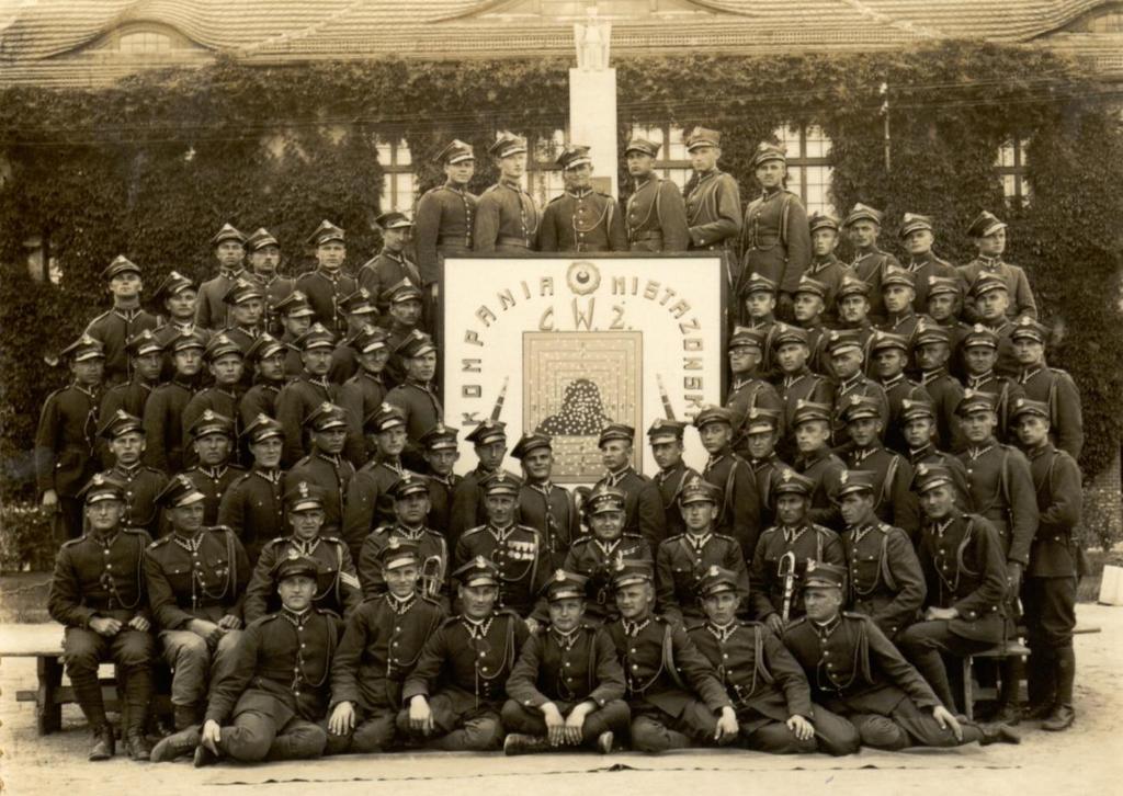 12 Zdjęcie 19 Rok 1939, lipiec. Centrum Wyszkolenia Żandarmerii w Grudziądzu. Szkoła Podoficerska. 1 Kompania Szkolna (kompania mistrzowska) za dobre wyniki w strzelaniu.