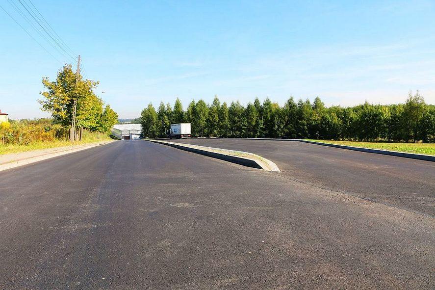Budowa dodatkowych miejsc postojowych i nowa nakładka asfaltowa na ul.