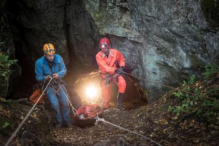 mówi Marcin Feliks. [5] Niebezpieczne jaskinie Niestety wciąż zdarza się, że do jaskini ratownicy ruszają już tylko po ciało.