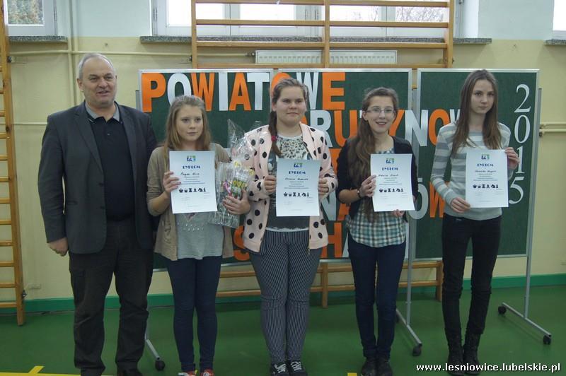 Wszyscy uczestnicy otrzymali pamiątkowe dyplomy i puchary ufundowane przez Starostwo Powiatowe w Chełmie, które wręczył Pan Wiesław Radzięciak Wójt Gminy Leśniowice.
