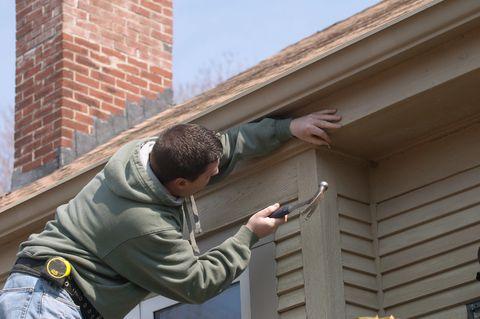 (Naprawa dachu to bieżąca konserwacja, nie wymaga więc zgłoszenia. Ale wymiana pokrycia dachowego jest już remontem, którego wykonanie należy zgłosić.) Co to jest przebudowa?