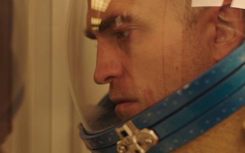 Monte (Robert Pattinson) wychowuje swoją córeczkę Willow w całkowitej izolacji na pokładzie statku kosmicznego.
