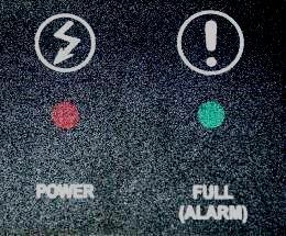 wstrzymuje pracę urządzenia sygnalizując jednocześnie świeceniem zielonej kontrolki "full" konieczność opróżnienia zbiornika (5).