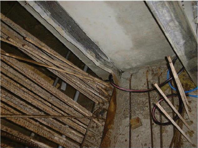 Uszczelnienie styku z płytą denną w zbiorniku wody: Injekt 583 jest wtłaczany w szczelinę skurczową między płytą denną z betonu podwodnego oraz nadbetonem W przypadku węży iniekcyjnych przeznaczonych