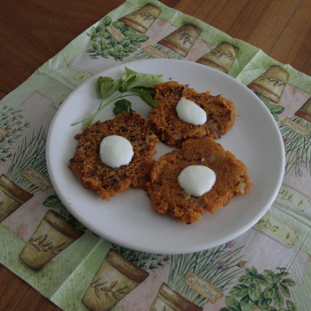 Placki marchewkowe 250g startej drobno marchewki (wykorzystałam pulpę po wyciskania soku, użyłam do soku ok.