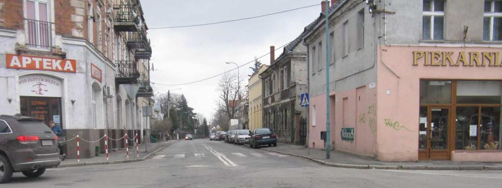 Rys. 2.7. Brak oznakowania poziomego na skrzyżowaniu Na rys. 2.7 widoczny jest też zły stan nawierzchni na skrzyżowaniu.