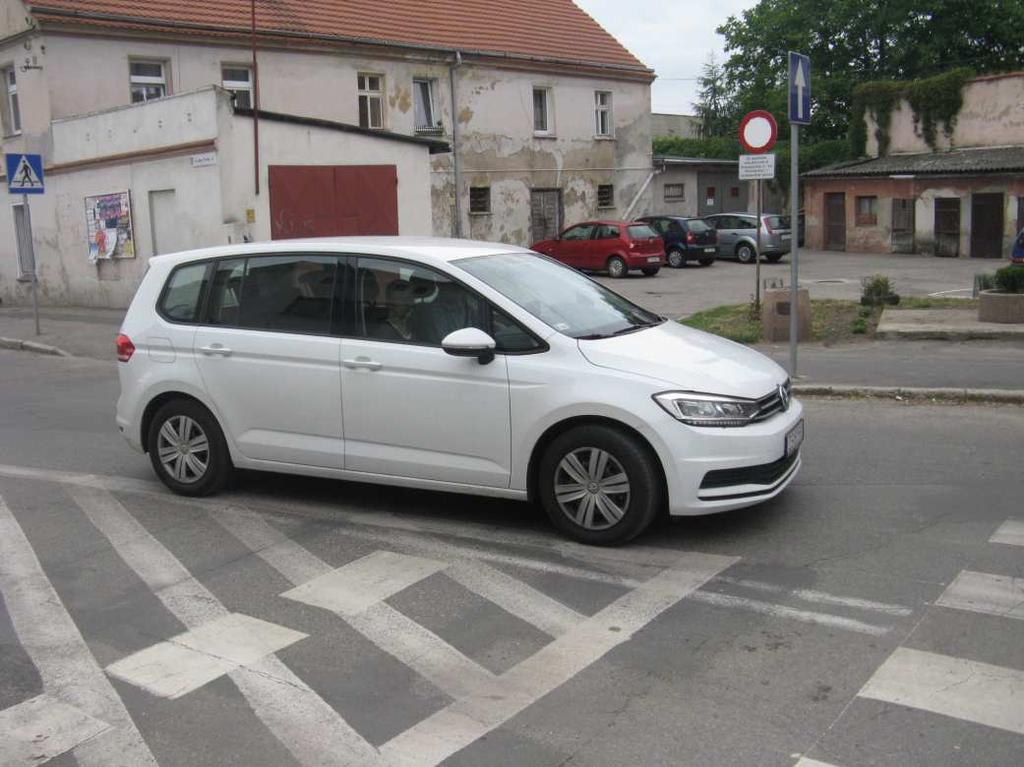 jazda rowerem środkiem pasa ruchu, jazda samochodem ulicą Szpitalną pod prąd i wjazd na analizowane skrzyżowanie od strony ul. Szpitalnej (rys. 4.