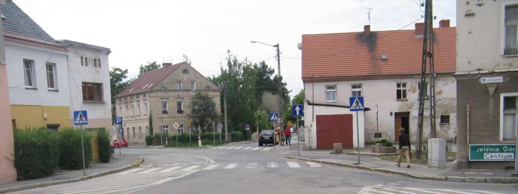 Rys. 2.5. Widok na ul. Szpitalną W niewielkiej odległości od analizowanego skrzyżowania występuje dodatkowy wlot al. Jana Pawła II. Skrzyżowanie to widoczne jest na rys. 2.5. Aleja Jana Pawła II jest ulicą dwukierunkową.