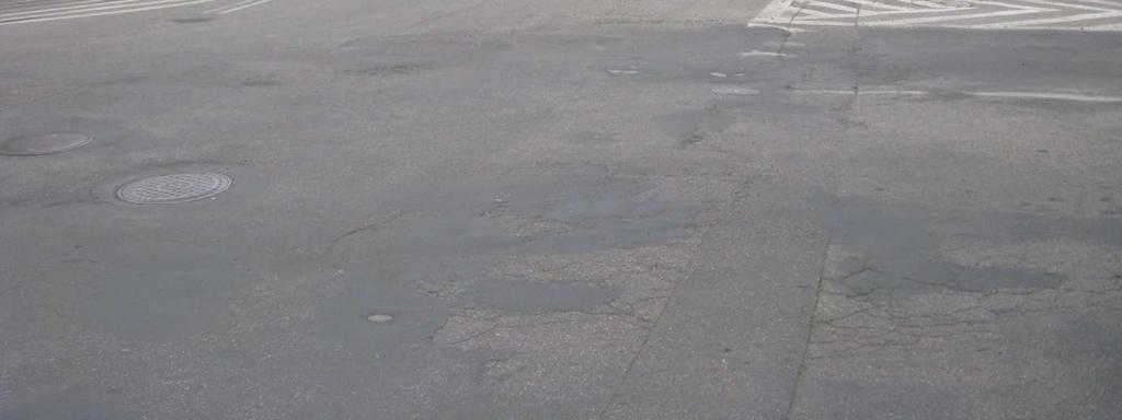 Na każdym wlocie występuje również przejście dla pieszych. Długość tych przejść jest następująca: na ul. Armii Krajowej 9 metrów, na ul. Piastowskiej 7 metrów, na ul. Szpitalnej 6 metrów, na ul.
