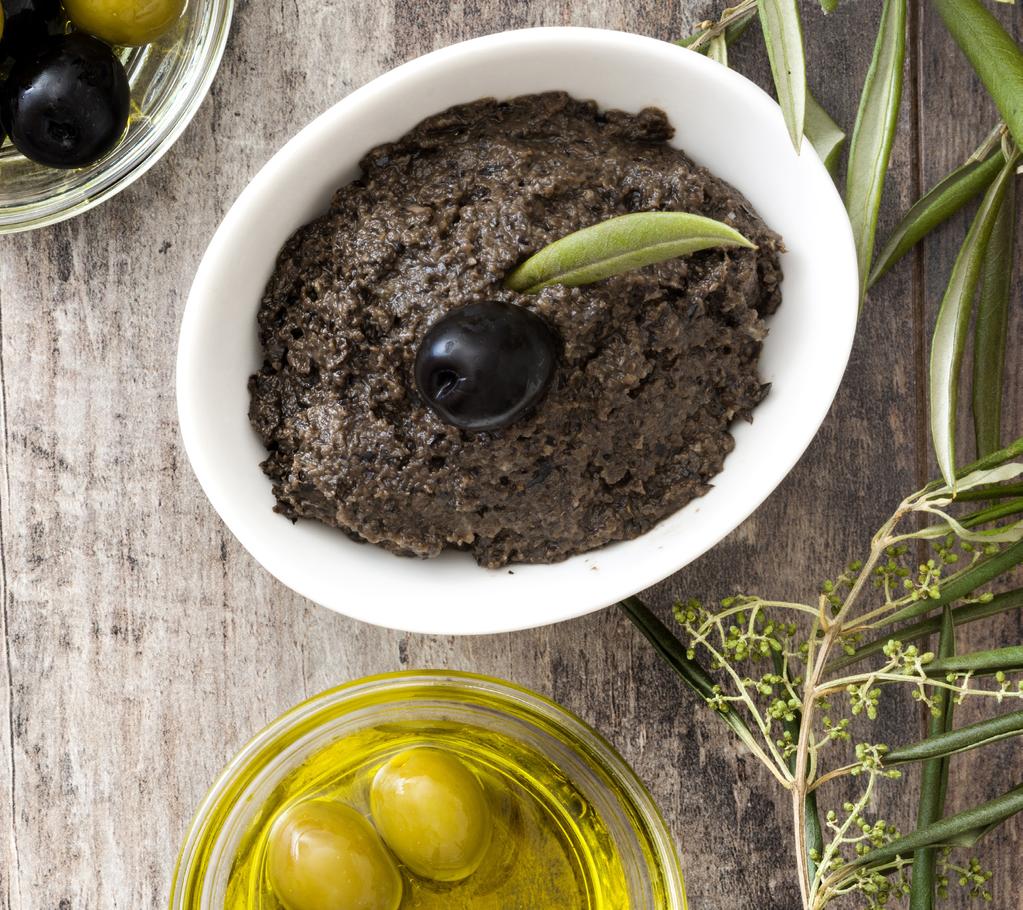 TAPENADA Z CZARNYCH OLIWEK Z CZEKOLADĄ 60 ml dobrej jakości oliwy z oliwek 1 szalotka średniej wielkości 1 łyżka octu z czerwonego wina ok. 200 g czarnych oliwek (np.