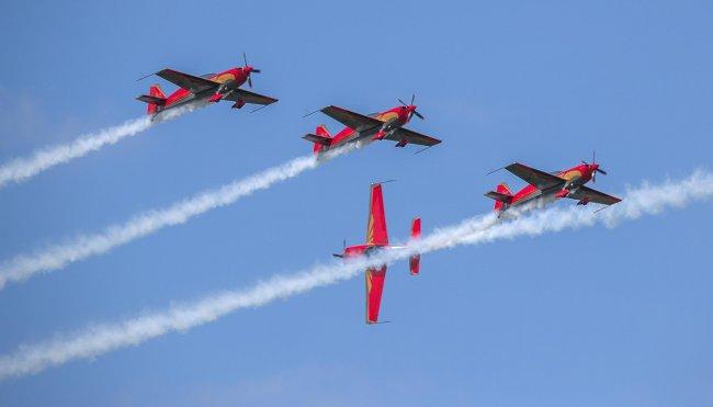 Akrobatyczne popisy na niebie trwa Gdynia Aerobaltic Świeca, beczka, lot bokiem czy ślizg na ogon i prędkości dochodzące nawet do 650 km/h.