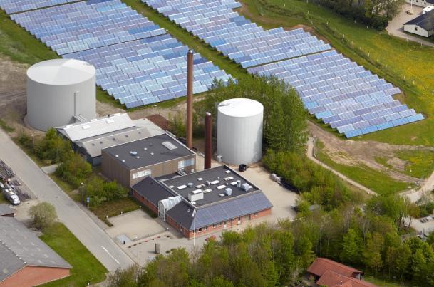 wodna 4750 m³ Pojemność cieplna magazynu: 15-30 kwh/m³ Magazyn wodny naziemny (stalowy) (ang.