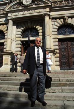 rakiem. Po prawej: Dr. Rath opuszczający sąd w Hamburgu po jednej z prawnych batalii.